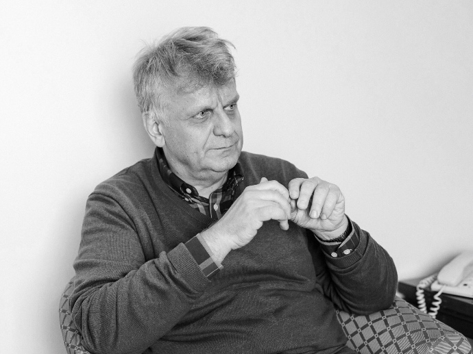 πατώντας οδηγείστε στη σελίδα του Βρασίδα Καραλή στο ΔΩΜΑ